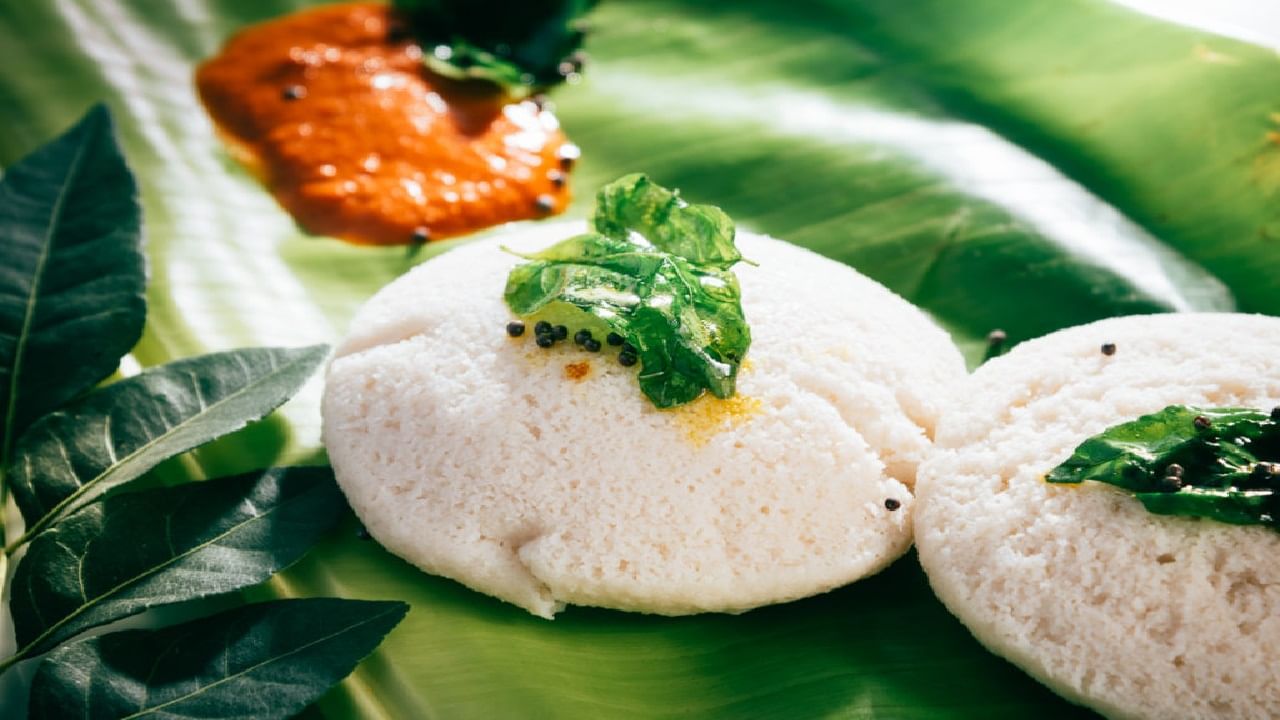 ആവിയില് വേവിച്ച് കഴിക്കുന്നതിനാല് ഇഡ്ഡലിയില് നിന്ന് ശരീരത്തിലെത്തുന്ന കാലറിയുടെ അളവ് വളരെ കുറവായിരിക്കും.