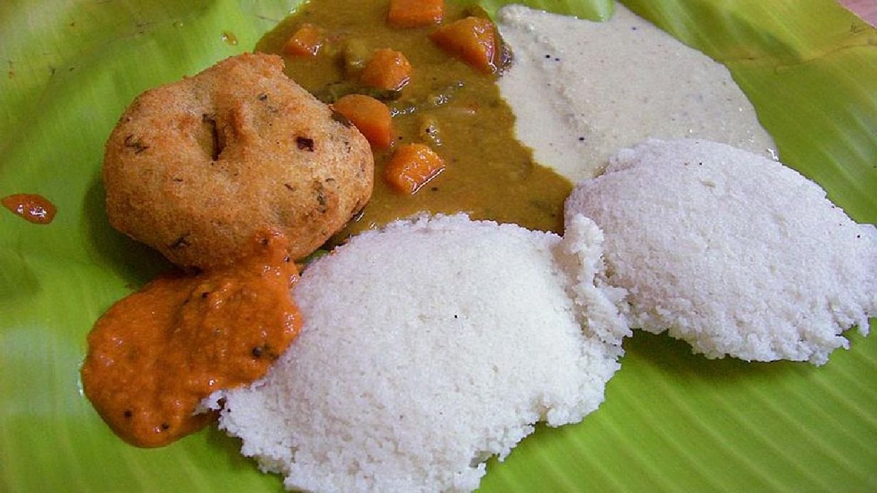 ഇഡ്ഡലിയില് അടങ്ങിയിട്ടുള്ള ഫൈബറും പ്രോട്ടീനും ദഹനപ്രക്രിയ എളുപ്പമാക്കാനും ഭാരം കുറയ്ക്കാനും സഹായിക്കുന്നു.