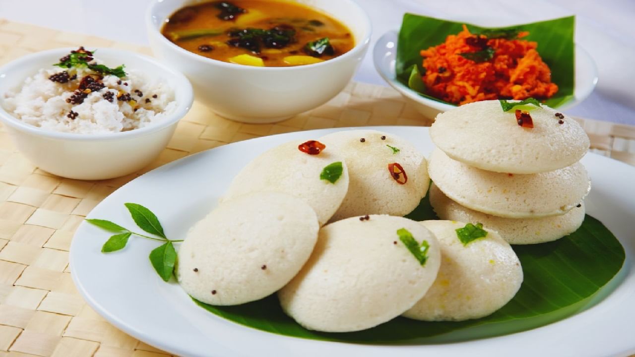 ഇഡ്ഡലി കഴിച്ചാല് ശരീരഭാരം കുറയ്ക്കാനാകുമെന്നാണ് ആരോഗ്യ വിദഗ്ധര് ചൂണ്ടിക്കാട്ടുന്നു.