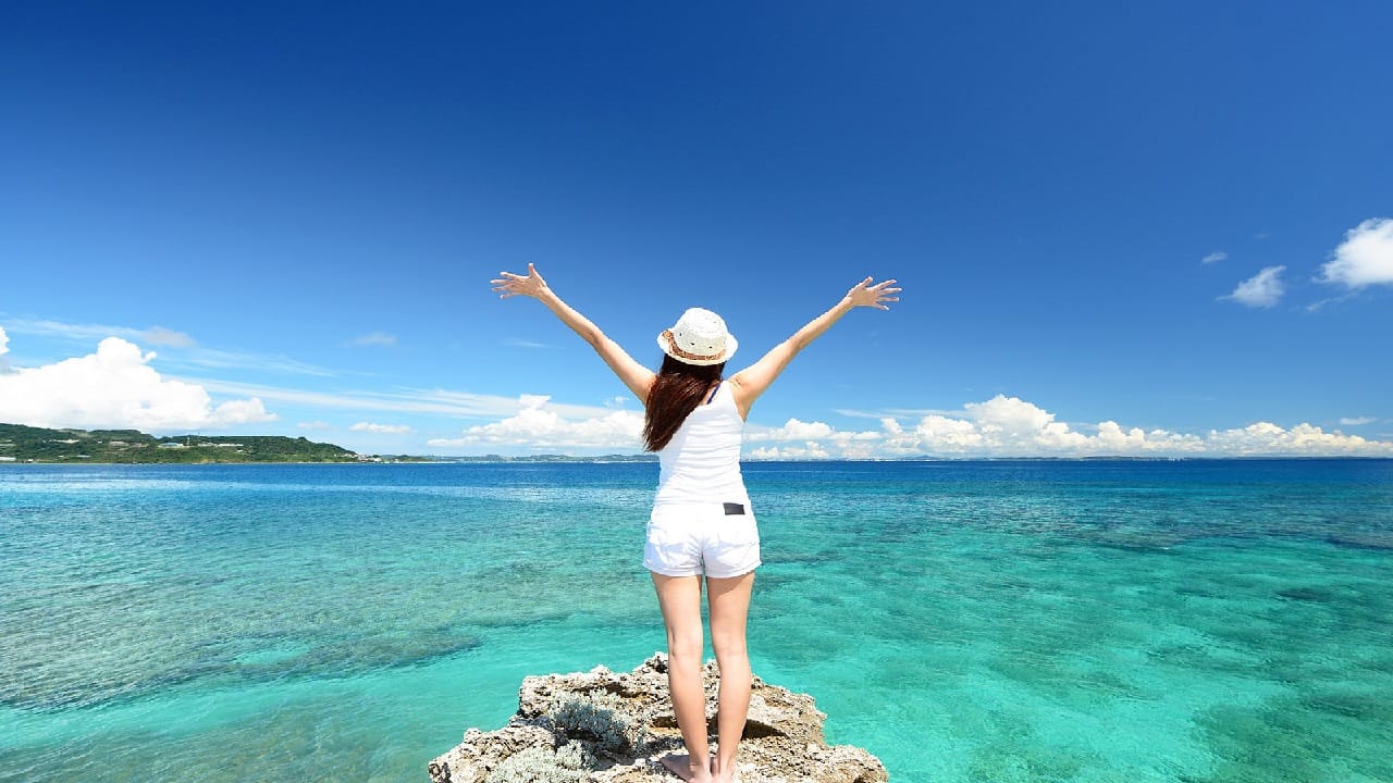 ജപ്പാന്- ശാന്തമായ കടല്തീരങ്ങളും തിരക്കേറിയ തുറമുഖങ്ങളും പരുക്കന് പാറക്കെട്ടുകളുമാണ് ജപ്പാന്റെ പ്രത്യേകത. 29,751 കിലോമീറ്റര് തീരപ്രദേശമാണ് ജപ്പാനുള്ളത്.