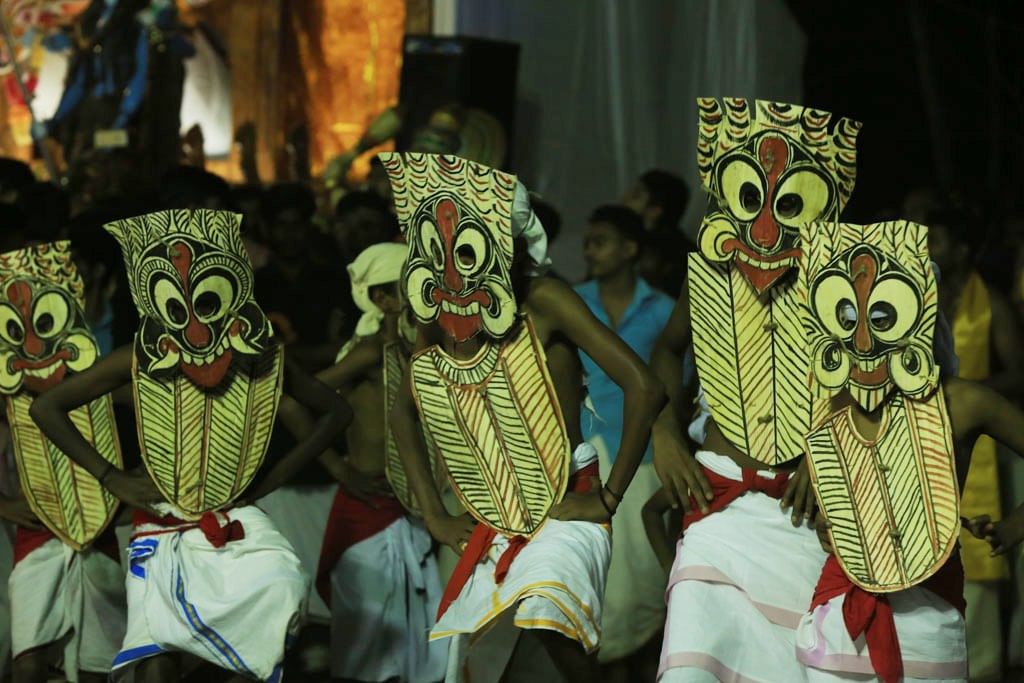 മറുത കോലം- ഗ്രാമത്തിൻ്റെ മാതൃദേവിയാണ് മറുത. മറുതയെ വസൂരി ( വസൂരി ) ദേവതയായും ആരാധിക്കുന്നു. ഇതിന്റെ മുഖംമൂടി ഒറ്റ അങ്കണ ഇല കൊണ്ടാണ് നിർമ്മിച്ചിരിക്കുന്നത്. മുഖത്ത് കരിപ്പൊടി എണ്ണയിൽ കലർത്തി തേക്കുന്നു. കൂടാതെ വ്യാജ പല്ലുകളും ഉണ്ട്. കുരുത്തോല ഉപയോഗിച്ചാണ് മറുത കോലത്തിൻ്റെ മുടി ഉണ്ടാക്കുന്നത്. കോലത്തിൻ്റെ നൃത്തം മാതൃത്വത്തിൻ്റെയും നർമ്മത്തിൻ്റെയും ഭക്തിയുടെയും വിവിധ വികാരങ്ങൾ ഇടകലർന്നതാണ്.
