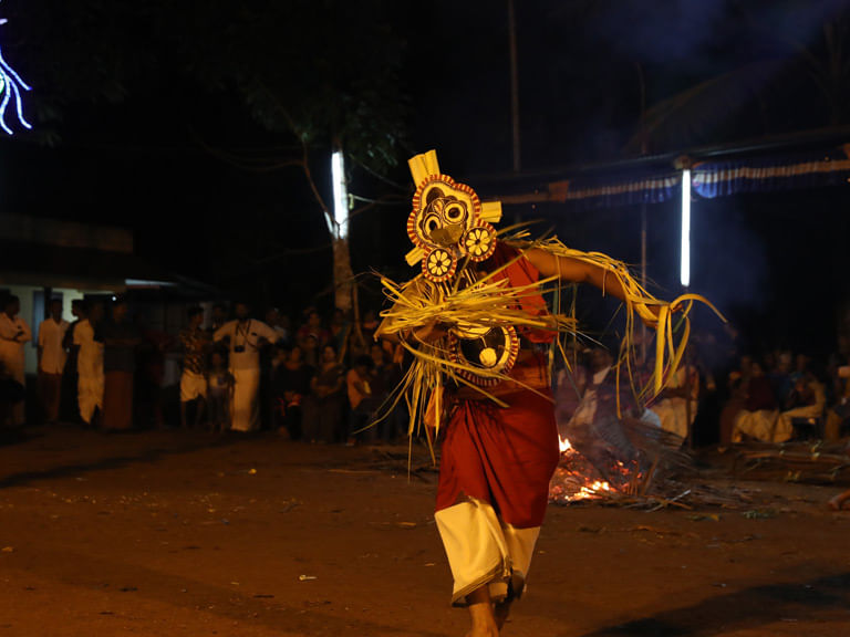 പക്ഷിക്കോലം- പക്ഷിയുടെ രൂപത്തിലാണ് ഈ കോലം നിർമ്മിച്ചിരിക്കുന്നത്. പക്ഷികൾ മൂലമുണ്ടാകുന്ന രോഗമായ പക്ഷിബാധ എന്ന രോഗത്തിൽ നിന്ന് കുട്ടികളെ രക്ഷിക്കുന്നതിനാണ് പക്ഷി കോലം നടത്തുന്നത് .