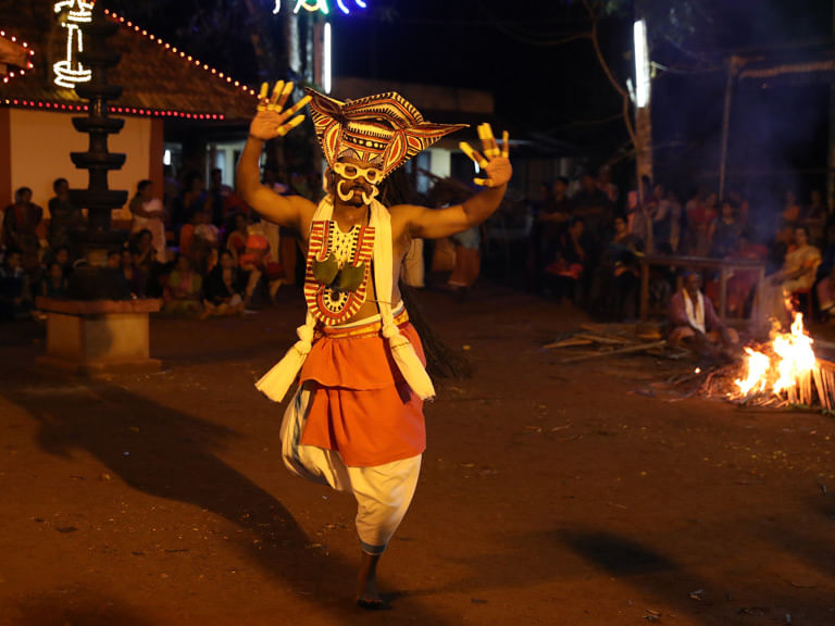 യക്ഷിക്കോലം- കേരളത്തിലെ പടയണി ഉത്സവങ്ങളിൽ വൈവിധ്യമാർന്ന യക്ഷി കോലങ്ങൾ അരങ്ങേറാറുണ്ട്. സുന്ദര, അന്തര, അംബര, അരക്കി, എരിനാഗ, അയലി, മായ, കോലന, മുയലി, കൊടിയന, തൂമൊഴി, കാളയക്ഷി എന്നിങ്ങനെ നീളുന്നു യക്ഷി കോലങ്ങളുടെ പട്ടിക. ഓരോ കോലത്തിനും അതിൻ്റേതായ സ്വഭാവവും ഭാവവും പ്രകടന ശൈലിയും ഉണ്ട്.