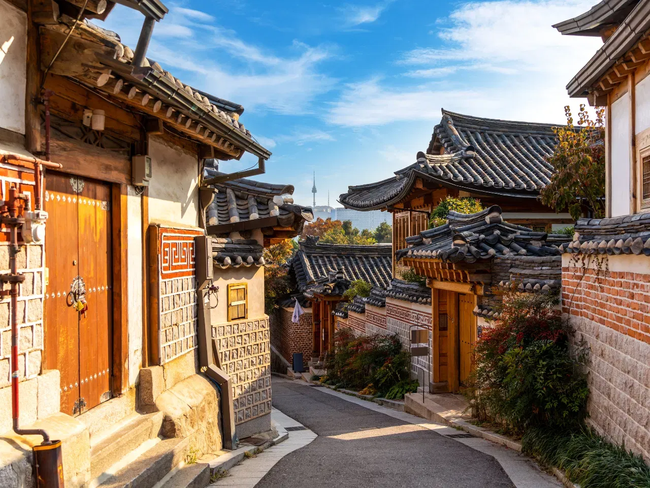 സിയോൾ, ദക്ഷിണ കൊറിയ: കൊറിയയുടെ ആധുനിക ഊർജ്ജത്തിലും ഊർജ്ജസ്വലമായ സംസ്കാരത്തിലും സമ്പന്നമാണ് ഈ രാജ്യം. സോളോ യാത്രക്കാർക്ക് സുരക്ഷിതത്വം ഈ നഗരം വാഗ്ദാനം ചെയ്യുന്നു. (Pic credentials: Twenty47studio/ Moment/Getty Images)