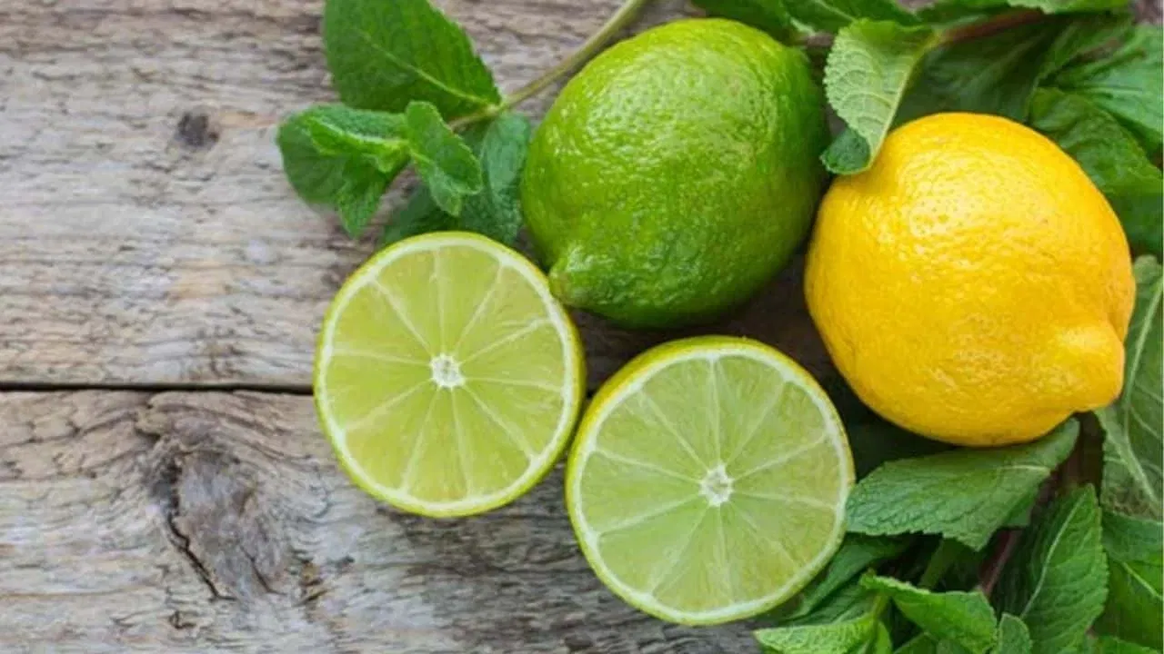 നാരങ്ങ: നാരങ്ങ രാത്രി കഴിക്കുന്നത് ചിലരിൽ നെഞ്ചെരിച്ചിൽ ഉണ്ടാക്കാൻ സാധ്യതയുണ്ട്. അതിനാൽ ഇത് ഉറക്കത്തെയും തടസപ്പെടുത്താൻ കാരണമായേക്കും.
