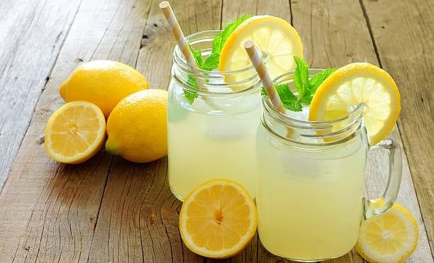 നാരങ്ങാവെള്ളം: ഒരു ജനപ്രിയ ഇന്ത്യൻ വേനൽക്കാല പാനീയമായ നാരങ്ങാവെള്ളം. എന്നാൽ ഇത് വെറുമൊരു ശീതളപാനീയം മാത്രമല്ല. ഇതിലെ ആൻ്റിഓക്‌സിഡൻ്റുകളും ഉയർന്ന വിറ്റാമിൻ സി വിഷാംശം ഇല്ലാതാക്കാനും ദഹനവ്യവസ്ഥ മെച്ചപ്പെടുത്താനും അതുവഴി ശരീരഭാരം കുറയ്ക്കാനും സഹായിക്കുന്നു.
