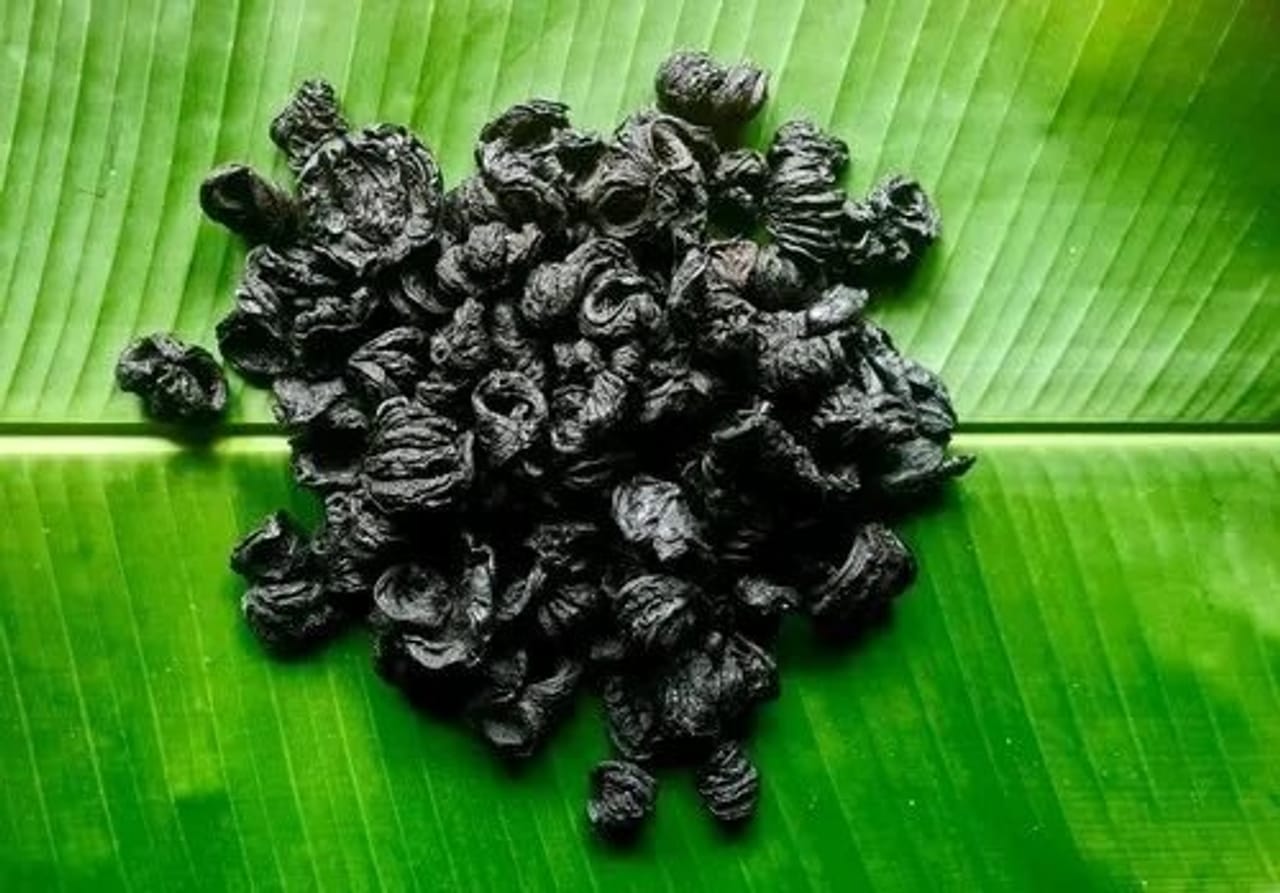 കറികള്‍ക്ക് രുചിയും മണവും നല്‍കുന്ന പ്രധാനിയാണ് പുളി. വാളന്‍ പുളി (Tarmarind), കുടംപുളി (Kokum) അഥവാ മലബാര്‍ പുളി എന്നീ രണ്ടിനങ്ങളാണ് പ്രധാനമായും ഉപയോഗത്തിലുള്ളത്.