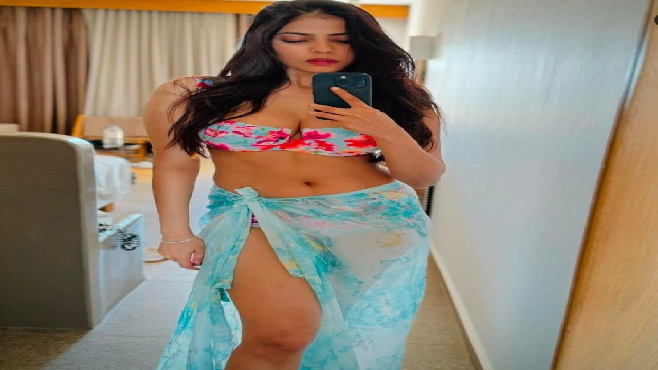 റിസോര്‍ട്ട് മുറിയില്‍ നിന്നും ബിക്കിനിയില്‍ എടുത്ത ചിത്രങ്ങളാണ് താരം പങ്കിട്ടിരിക്കുന്നത്.
