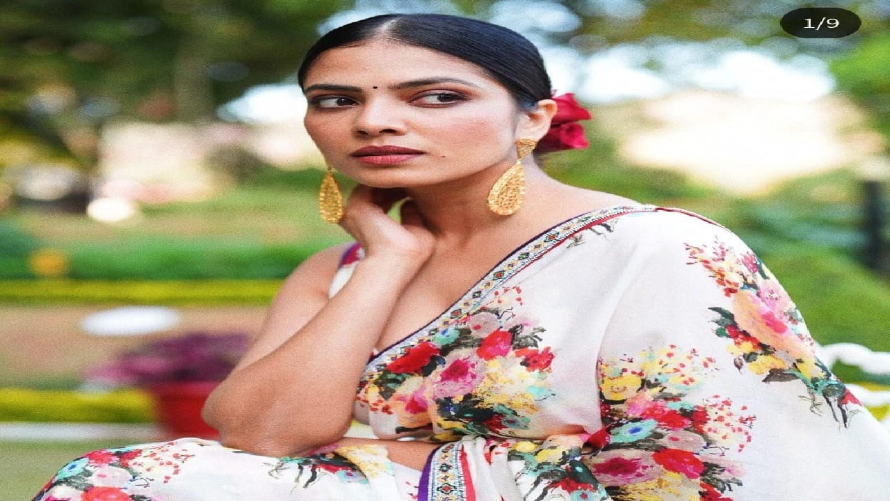 പിങ്ക് നിറത്തിലുള്ള പൂക്കളോട് കൂടിയ ബിക്കിനിയാണ് താരം ധരിച്ചിരിക്കുന്നത്.