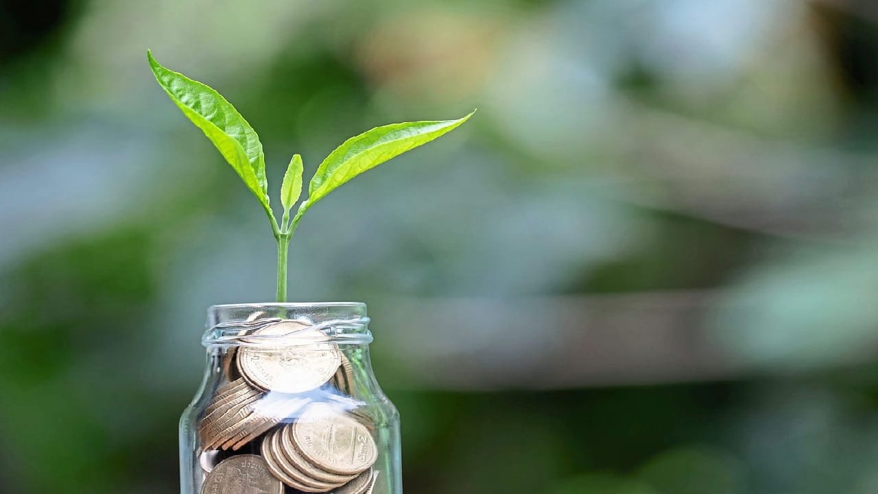 എസ്ഐപിയുടെ 12 ശതമാനമായി കണക്കാക്കിയാല് 18 വര്ഷത്തിനുള്ളില് പലിശയായി 82,41,589 രൂപ ലഭിക്കും. അതുകൊണ്ട് തന്നെ നിങ്ങള്ക്ക് ആകെ 1,14,81,589 രൂപ ലഭിക്കും. അതുകൊണ്ട് കുട്ടികളുടെ ഭാവിയെ കുറിച്ച് ഓര്ത്ത് പേടിക്കേണ്ട വേഗം മ്യൂച്ചല് ഫണ്ടില് നിക്ഷേപിച്ചോളൂ.