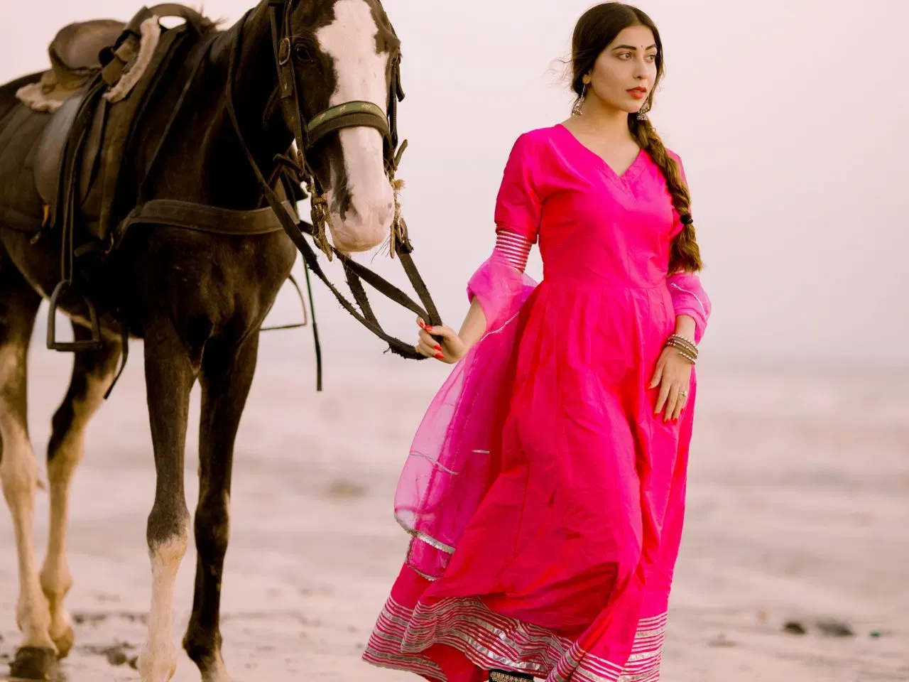 മനോഹരമായ പിങ്ക് നിറങ്ങളിൽ മിന്നിത്തിളങ്ങുന്ന കുർത്ത (ഫോട്ടോ കടപ്പാട്: മൈഷ്ക ഫാഷൻ)