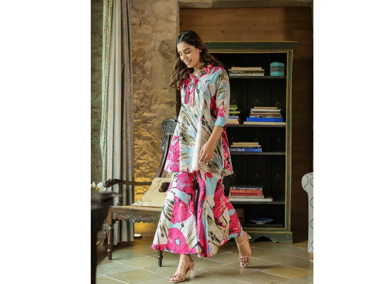 കണ്ണഞ്ചിപ്പിക്കുന്ന ക്രിംസൺ മ്യൂറൽ കോ-ഓർഡ് സെറ്റ് ഉപയോഗിച്ച് വിരസമായ ലോഞ്ച് വെയറിനോട് വിട പറയൂ. (ഫോട്ടോ കടപ്പാട്: ജിസോറ)