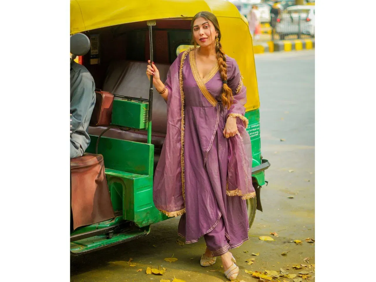 പർപ്പിൾ നിറത്തിൽ അലങ്കരിച്ച രാജകീയ പ്രൗഡിയുള്ള ഒൗട്ട്ഫിറ്റ്. (ഫോട്ടോ കടപ്പാട്: മൈഷ്ക ഫാഷൻ)