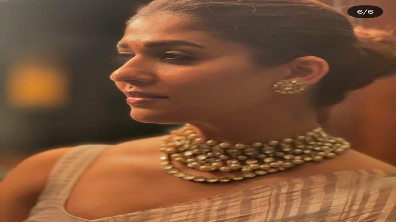 നയന്‍താരയുടെ ഫാഷന്‍ സെന്‍സിന് പ്രത്യേക ഫാന്‍ബേസുണ്ട്. താരം ഇന്‍സ്റ്റഗ്രാമില്‍ പങ്കുവെക്കുന്ന എല്ലാ ചിത്രങ്ങളും ആരാധകര്‍ ഏറ്റെടുക്കാറുണ്ട്. ഇപ്പോഴിതാ താരത്തിന്റെ സാരിയിലുള്ള ചിത്രം നിമിഷനേരം കൊണ്ടാണ് ആരാധകര്‍ ഏറ്റെടുത്തത്- Photo Credits: Instagram
