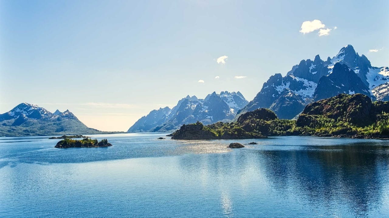 നോര്വേ- 58,133 കിലോമീറ്റര് തീരപ്രദേശമാണ് നോര്വേയ്ക്കുള്ളത്. മനോഹരമായ ദ്വീപുകളും സമുദ്ര പൈതൃകവും നോര്വേയ്ക്കുണ്ട്.