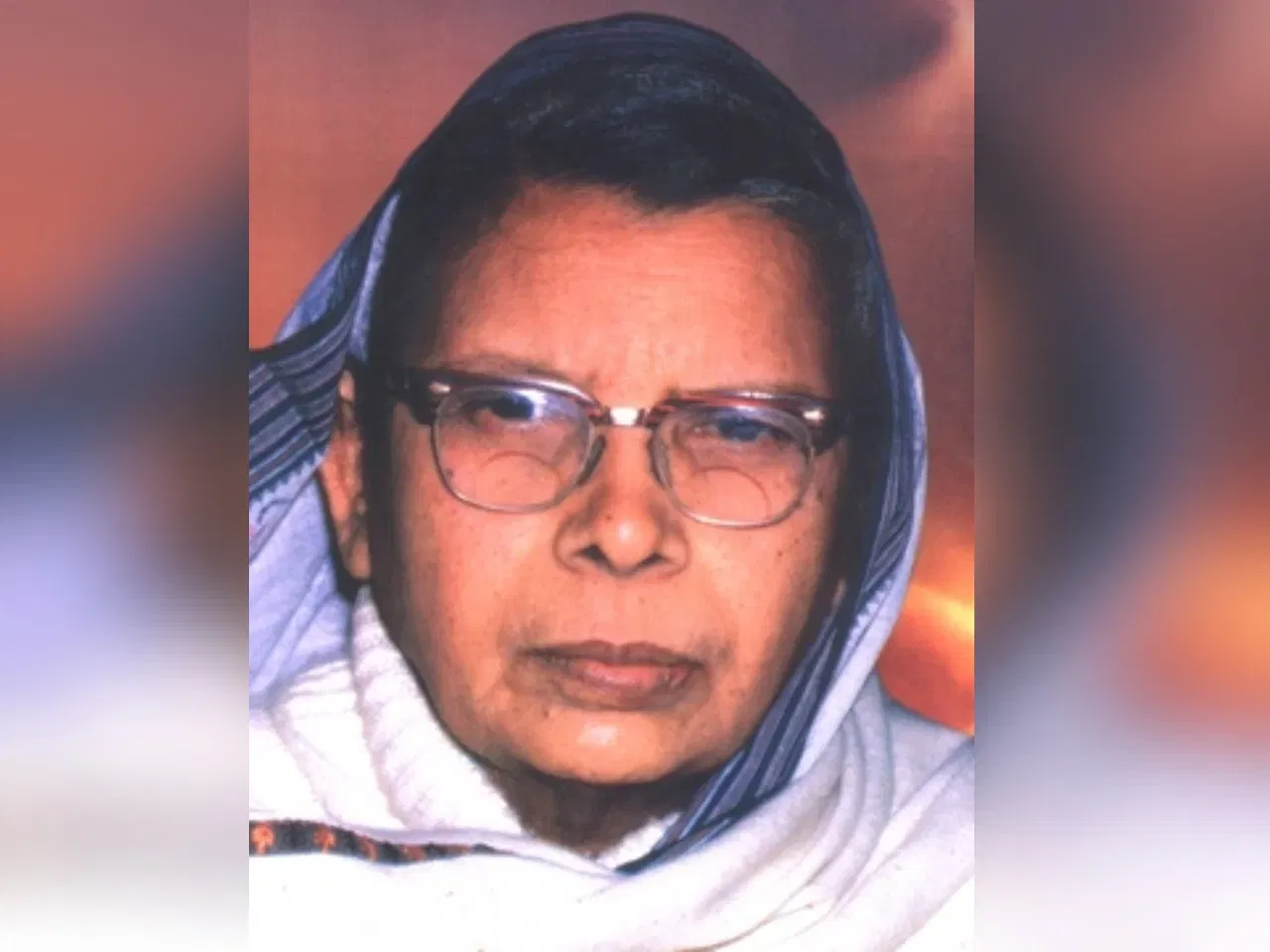 മഹാദേവി വർമ്മ: ഇന്ത്യൻ കവയിത്രിയും ഉപന്യാസകാരിയും സ്കെച്ച് കഥാകാരിയും ഹിന്ദി സാഹിത്യത്തിലെ പ്രമുഖ വ്യക്തിത്വവുമായിരുന്നു മഹാദേവി വർമ്മ. ആധുനിക മീര എന്നും അവർ അറിയപ്പെടുന്നു. നിഹാർ (1930), രശ്മി (1932), നീർജ (1933), സന്ധ്യാഗീത് (1935), പ്രഥമ അയം (1949), സപ്തപർണ (1959) എന്നിവയാണ് പ്രധാന കവിതകളിൽ ചിലത്. (ഫോട്ടോ കടപ്പാട്: വിക്കിമീഡിയ കോമൺസ്)