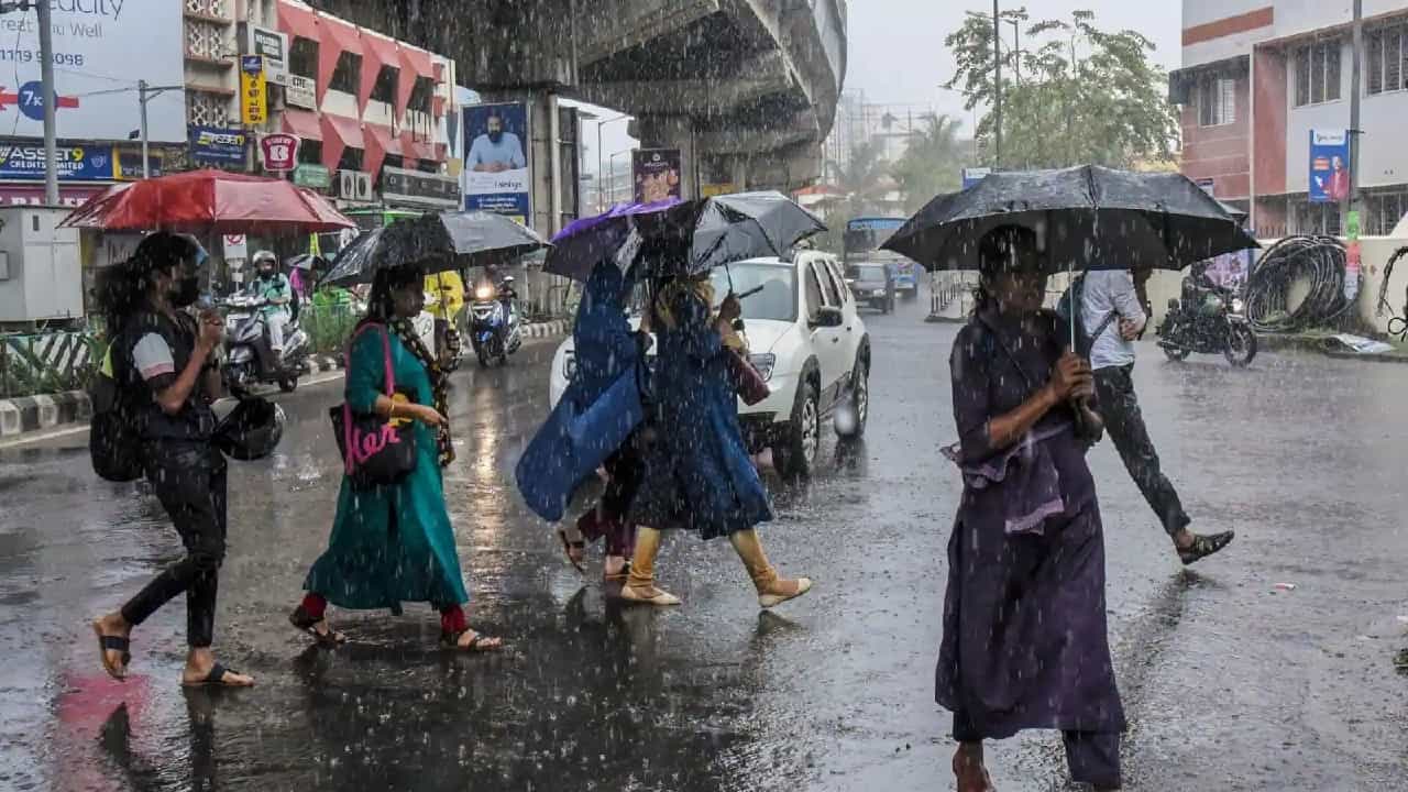 Kerala weather updates: മഴ തുടരുന്നു; 16-ാം തീയതി വരെ വിവിധ ജില്ലകളില്‍ മഞ്ഞ അലര്‍ട്ട്