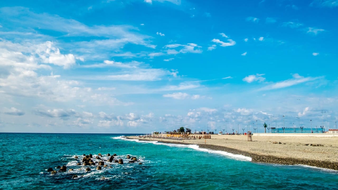 റഷ്യ- ആര്‍ട്ടിക്, പസഫിക്, ബാള്‍ട്ടിക് സമുദ്രങ്ങളില്‍ വ്യാപിച്ചുകിടക്കുന്നതാണ് 37,653 കിലോമീറ്റര്‍ വിസൃതിയുള്ള റഷ്യയുടെ കടല്‍തീരം.