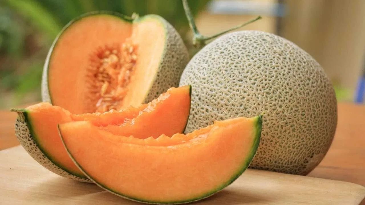 സീസണിൽ ലഭിക്കുന്ന മറ്റൊരു പഴമാണ് തണ്ണിമത്തൻ. ഇതിൽ ഉയർന്ന ജലാംശമുണ്ട്. ആഴ്ചയിൽ രണ്ടുതവണ ഇത് കഴിക്കുന്നത് ശരീരത്തിന് ആവശ്യമായ വെള്ളം നൽകും.