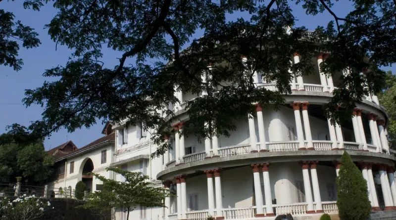 മാടമ്പിള്ളി- ഫാസിൽ സംവിധാനം ചെയ്ത് മധു മുട്ടം എഴുതി സ്വർഗചിത്ര അപ്പച്ചൻ നിർമ്മിച്ച ചിത്രമാണ് മണിച്ചിത്രത്താഴ്. ഇൻട്രോ സീൻ അടക്കമുള്ള പ്രധാനഭാ​ഗങ്ങൾ എറണാകുളത്തെ തൃപ്പൂണിത്തുറയിലുള്ള ഹിൽപാലസിലാണ് ഷൂട്ട് ചെയ്തത്.