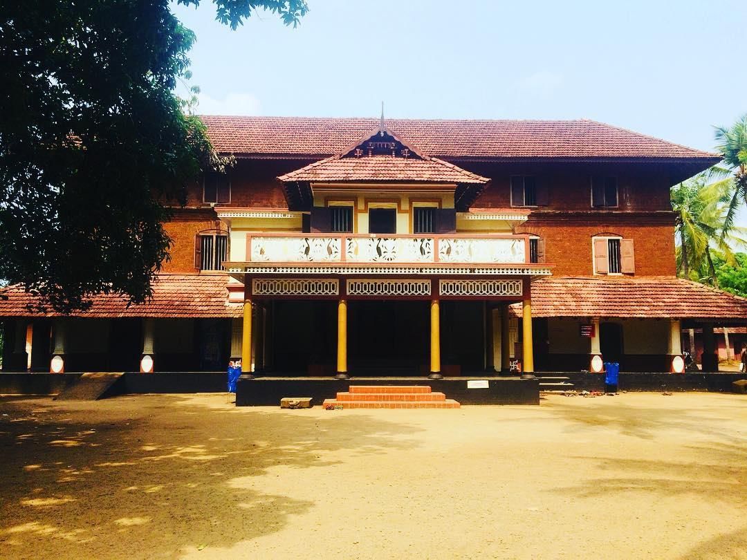 ആറാം തമ്പുരാനും മം​​ഗലശ്ശേരി നീലകണഠനും - ഒറ്റപ്പാലത്തെ വരിക്കാശേരി മനയും പൂമുഖത്ത് പല പ്രമാണിമാരും ഇരുന്ന് വെടിവട്ടം പറഞ്ഞിട്ടുണ്ട്. അതിൽ കണിമം​ഗലം കോവിലകത്തെ ജ​ഗന്നാഥനും മം​ഗലശ്ശേരി നീലകണ്ഠനും എല്ലാം ഉൾപ്പെടും. ഇതുപോലെ പല സിനിമകൾക്കും വേദിയായിട്ടുണ്ട് വരിക്കാശ്ശേരി മന. 