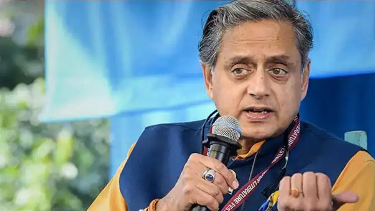 Shashi Tharoor : ‘അയാളെ നിയമിച്ചത് മാനുഷിക പരിഗണനയുടെ പേരിൽ’; സ്വർണക്കടത്ത് കേസിൽ മുൻ സ്റ്റാഫ് അംഗത്തിൻ്റെ അറസ്റ്റ് തന്നെ ഞെട്ടിച്ചുയെന്ന് ശശി തരൂർ