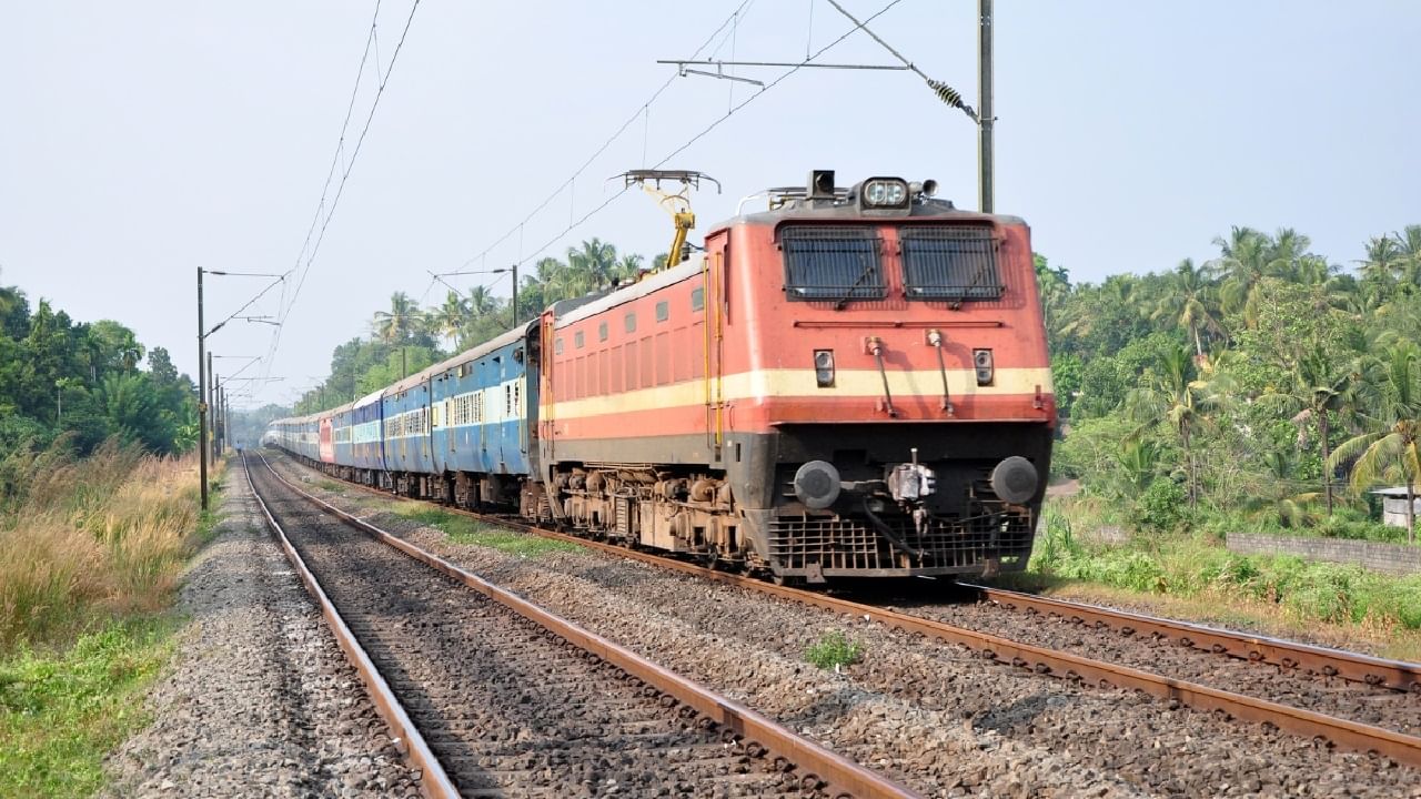 Punalur-Chenkotta train route : വർഷങ്ങളുടെ കാത്തിരിപ്പിനൊടുവിൽ പുനലൂർ-ചെങ്കോട്ട പാതയും വൈദ്യുത തീവണ്ടി ഓടിത്തുടങ്ങി