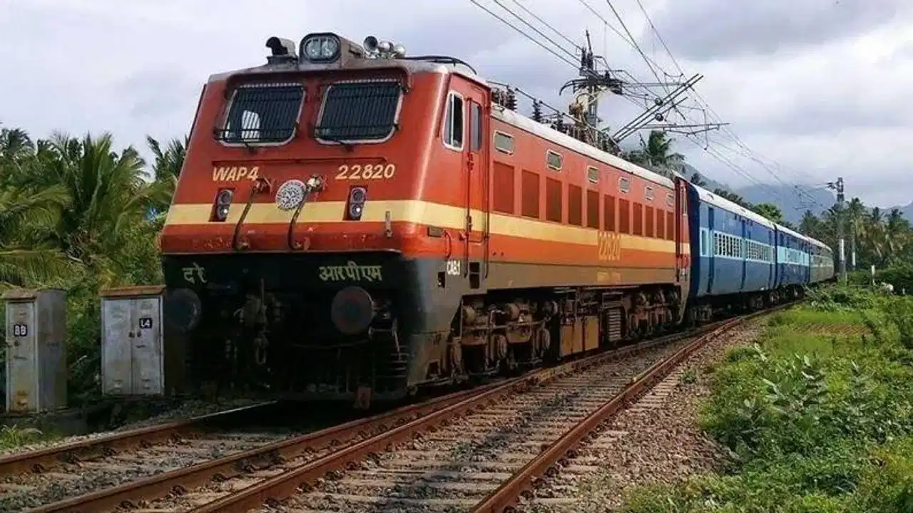 Christmas train ticket: ക്രിസ്മസിന് നാട്ടിലെത്താൻ ട്രെയിൻ നോക്കേണ്ട; റിസർവേഷൻ ആരംഭിച്ച ദിവസംതന്നെ മുഴുവൻ ടിക്കറ്റും വിറ്റു