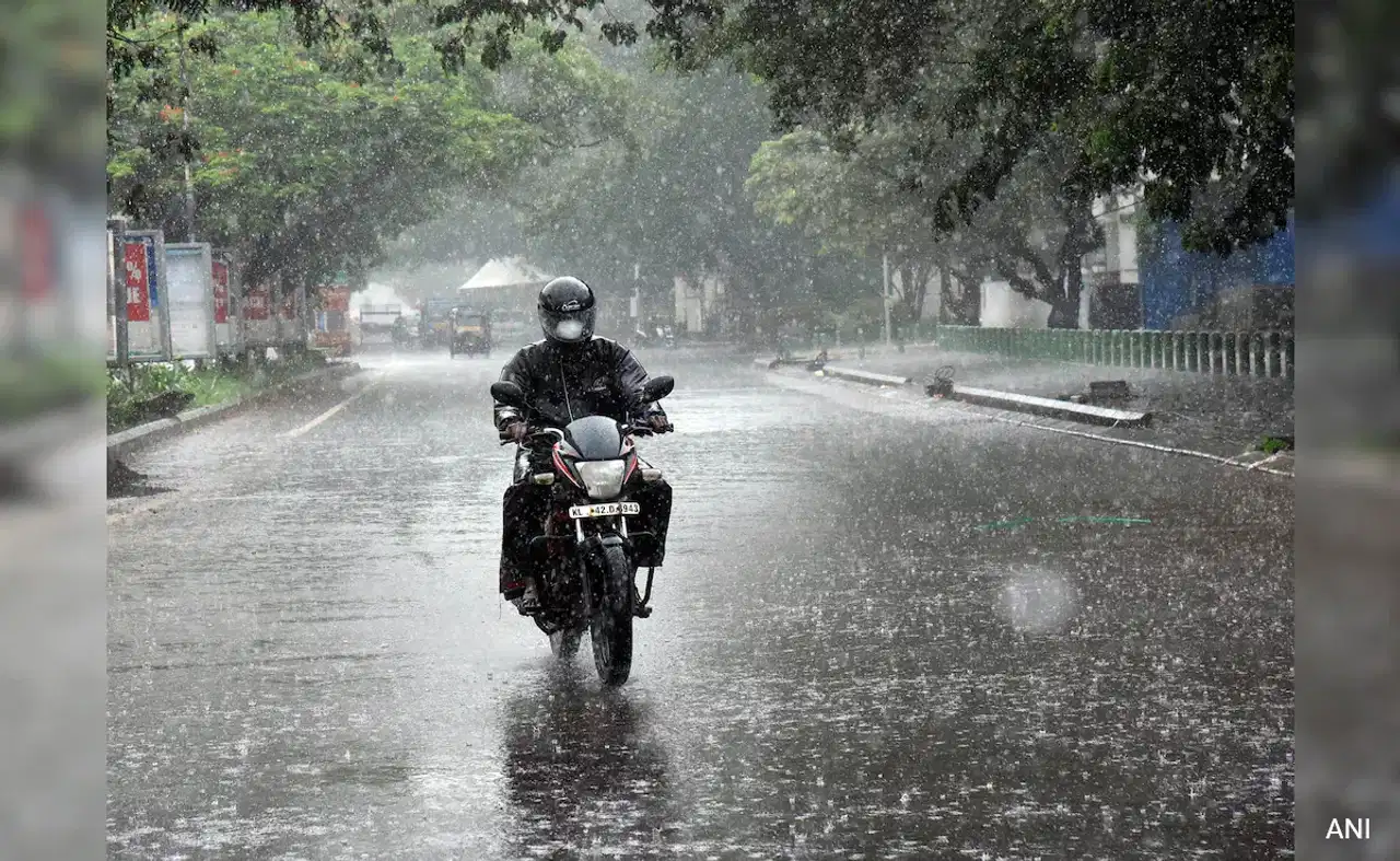 കേരളത്തിൽ മൂന്ന് ദിവസം ഇടിമിന്നലോടു കൂടിയ മഴയ്ക്ക് സാധ്യത കേരളത്തിൽ മൂന്ന് ദിവസം ഇടിമിന്നലോടു കൂടിയ മഴയ്ക്ക് സാധ്യത