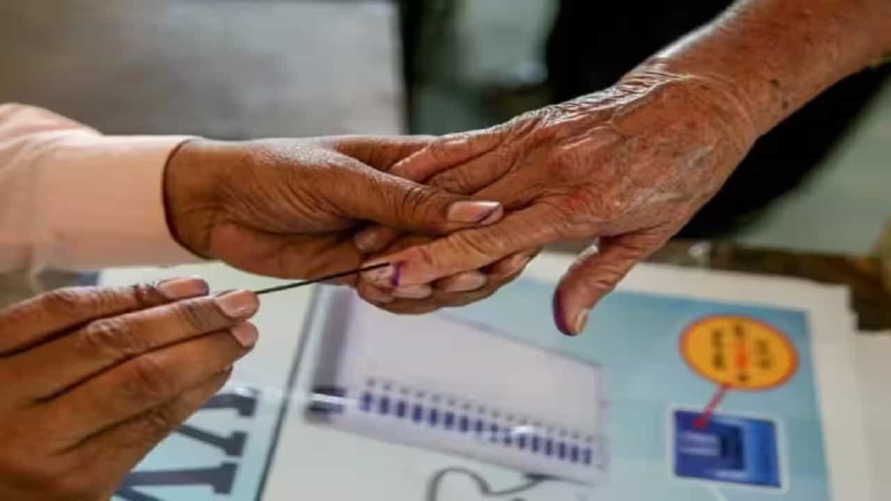 കേരളം നാളെ പോളിങ് ബൂത്തിലേക്ക്; ത്രികോണ പോരിന്‍ ചൂടില്‍ സംസ്ഥാനം