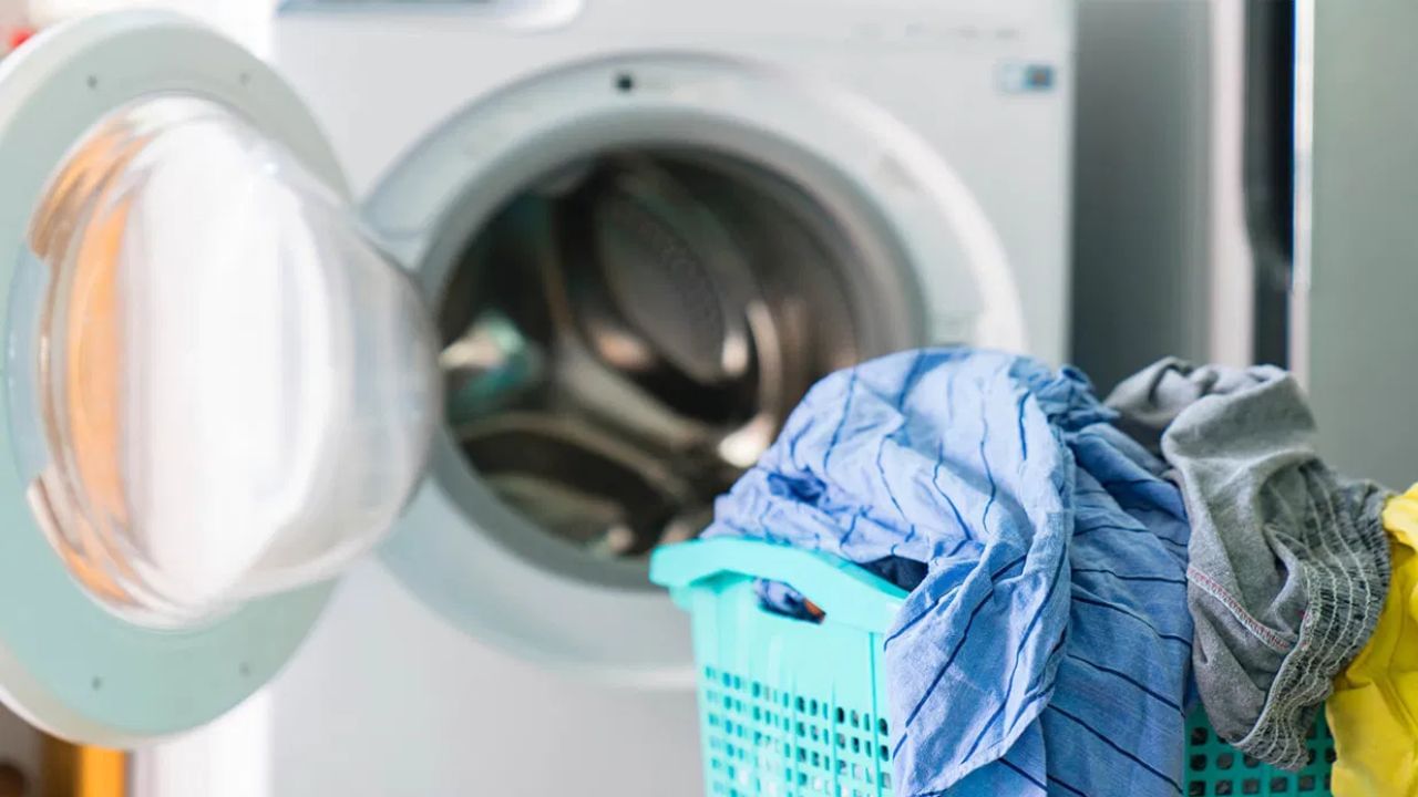 Washing Tips: വെളുത്ത ഡ്രസ്സുകൾ കഴുകുമ്പോൾ ഈ സാധനം കൂടി ഡിറ്റർജൻ്റുമായി കലർത്തൂ, ഫലം ഗംഭീരം