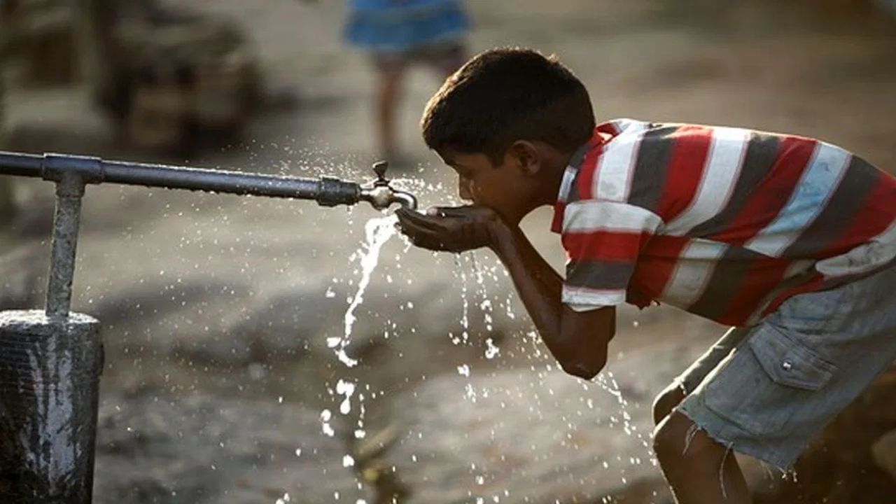 സ്ഥിരമായി വെള്ളം കുടിക്കുന്നവരല്ലേ നിങ്ങൾ. എങ്കിൽ ഇത് നിങ്ങൾക്കുള്ളതാണ്. അമിതമായി വെള്ളം കുടിക്കുന്നത് അത്ര നല്ലതല്ല