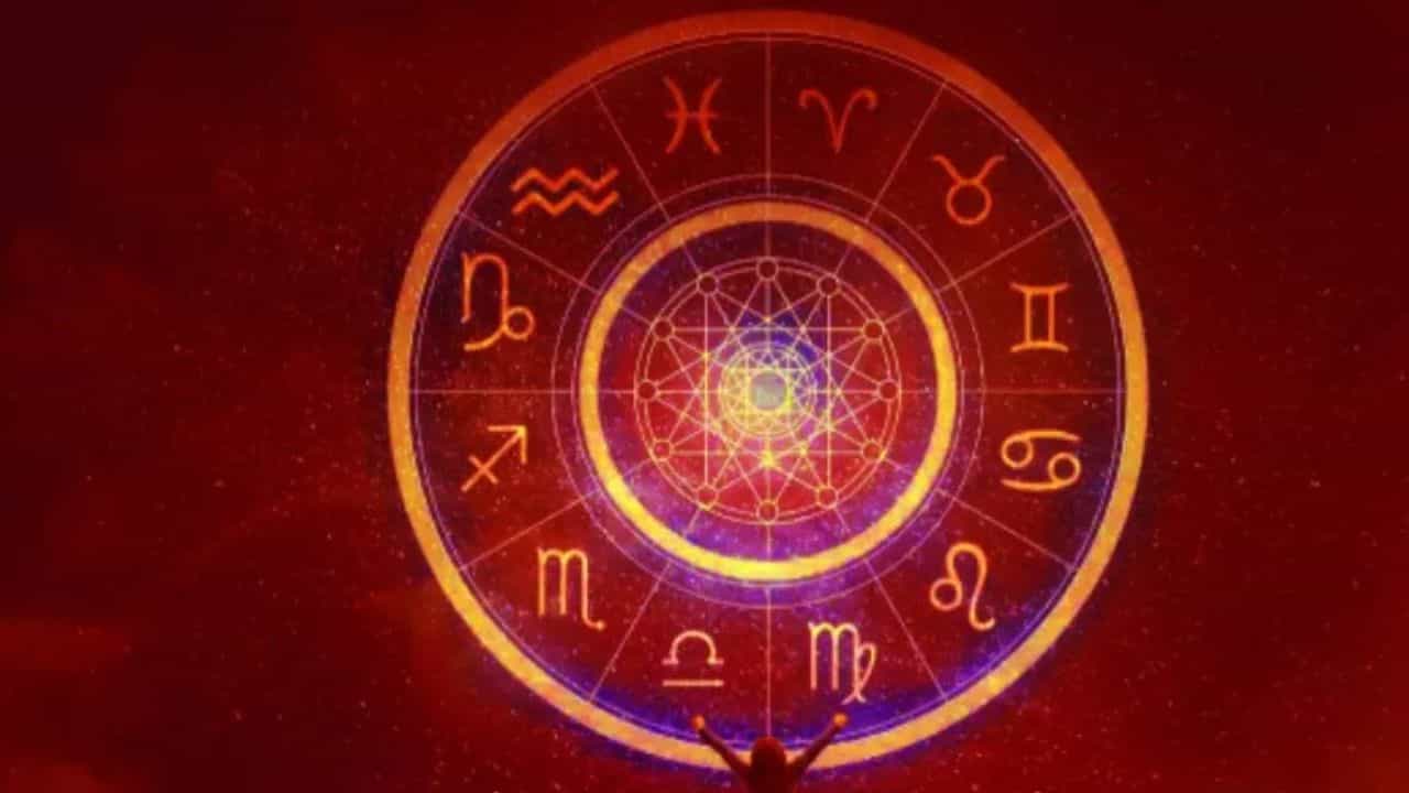 Malayalam Astrology: ഈ നാല് രാശിക്കാർക്ക് അടുത്ത ഒരു വർഷത്തിനുള്ളിൽ കൈനിറയെ പണം