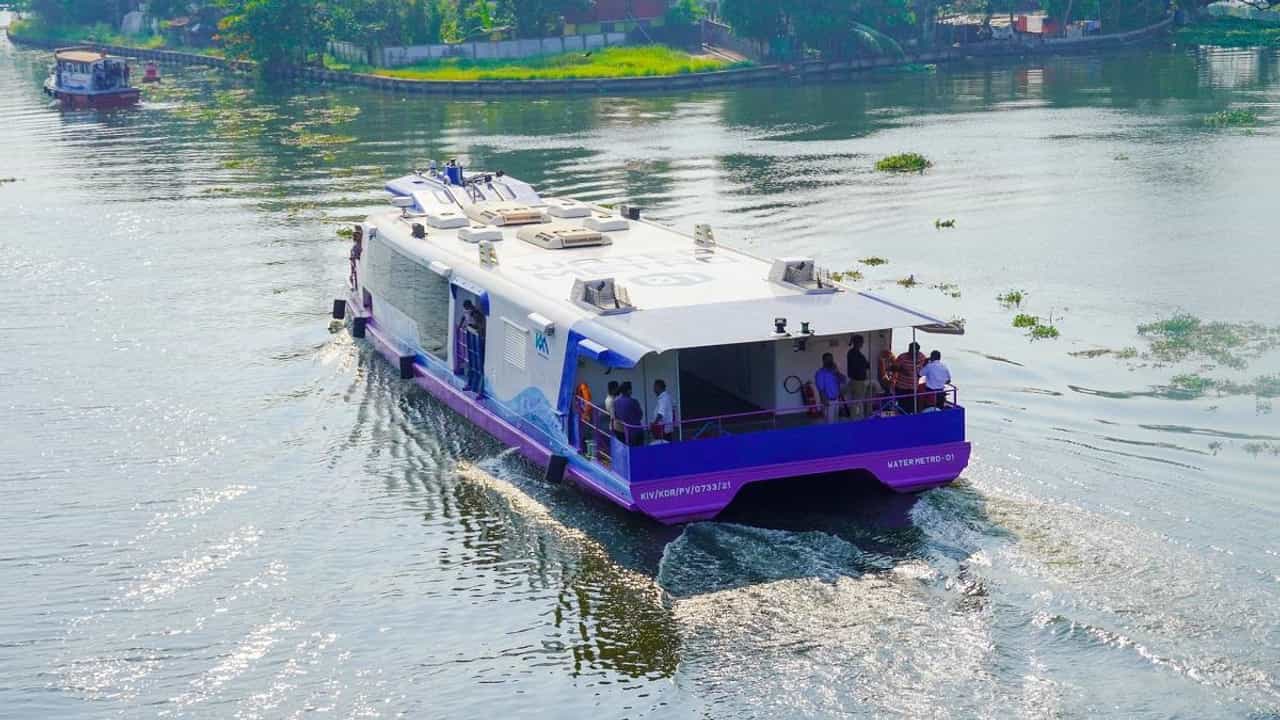 വാട്ടർ മെട്രോ ഫോർട്ട്കൊച്ചിയിലേക്കും; ഞായറാഴ്ച മുതൽ സർവീസ് ആരംഭിക്കും വാട്ടർ മെട്രോ ഫോർട്ട്കൊച്ചിയിലേക്കും; ഞായറാഴ്ച മുതൽ സർവീസ് ആരംഭിക്കും