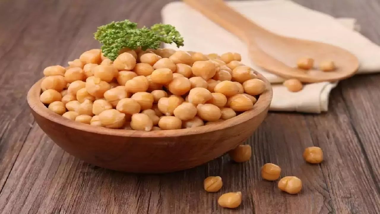 വെള്ളക്കടല-
വെള്ളക്കടലയും ഒരും സംശയവുമില്ലാതെ പറയാം പ്രോട്ടീന് കലവറ തന്നെയാണെന്ന്. 100 ഗ്രാം വെള്ളക്കടലയില് 19 ഗ്രാം പ്രോട്ടീനാണ് അടങ്ങിയിരിക്കുന്നത്.