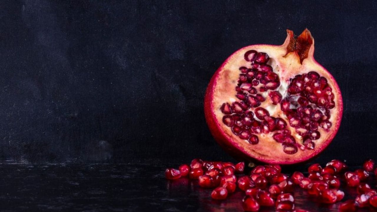 മാതളനാരങ്ങ  കഴിക്കുന്നതിലൂടെ
രക്തത്തിലെ പ്ലേറ്റ്ലെറ്റുകളുടെ എണ്ണം വർധിക്കും. നിങ്ങളുടെ രോഗ പ്രതിരോധ ശേഷിയും വർധിക്കും