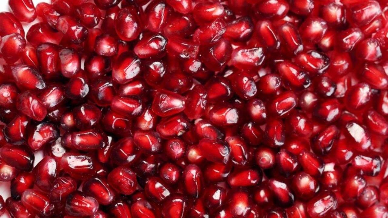 നിങ്ങളുടെ ചർമ്മത്തിൻറെ ആരോഗ്യത്തിന് മാതള നാരങ്ങ എപ്പോഴും സഹായകരമായിരിക്കും നിരവധി ഗുണങ്ങളും നിങ്ങൾക്ക് ഇതിൽ നിന്നും ലഭിക്കും.