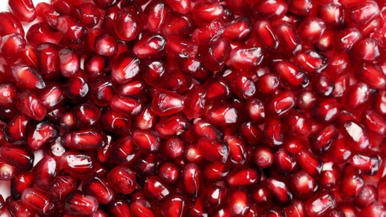 നിങ്ങളുടെ ചർമ്മത്തിൻറെ ആരോഗ്യത്തിന് മാതള നാരങ്ങ എപ്പോഴും സഹായകരമായിരിക്കും നിരവധി ഗുണങ്ങളും നിങ്ങൾക്ക് ഇതിൽ നിന്നും ലഭിക്കും.