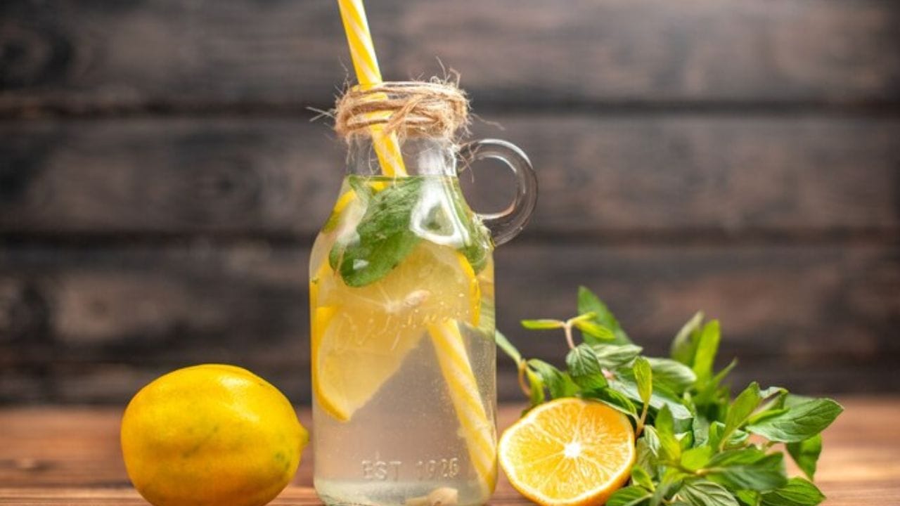 വൈറ്റമിൻ സി ധാരാളമായി നാരങ്ങയിലുണ്ട്, ഇത് നിങ്ങളുടെ ഹൃദയാരോഗ്യത്തിന് നല്ലതാണ്