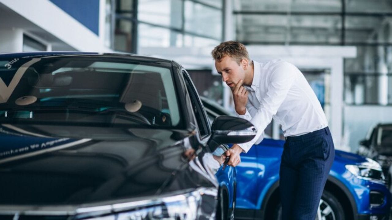 വാഹനത്തിൻറെ എഞ്ചിൻ, ഇൻറിരീയർ, എക്സ്റ്റീരിയർ, ഇലക്ട്രിക് ഭാഗങ്ങൾ എന്നിവ ഒരു മെക്കാനിക്കിൻറെ സഹായത്തോടെ പരിശോധിച്ച് കുഴപ്പങ്ങളില്ലെന്ന് ഉറപ്പാക്കണം