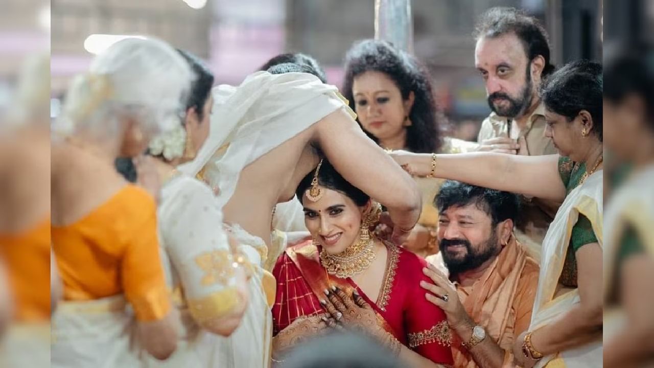 മാളവികയെ അച്ഛന് ജയറാമിന്റെ മടിയിലിരുത്തി പരമ്പരാഗത ചടങ്ങായ കന്യാദാനം നടത്തുകയായിരുന്നു.