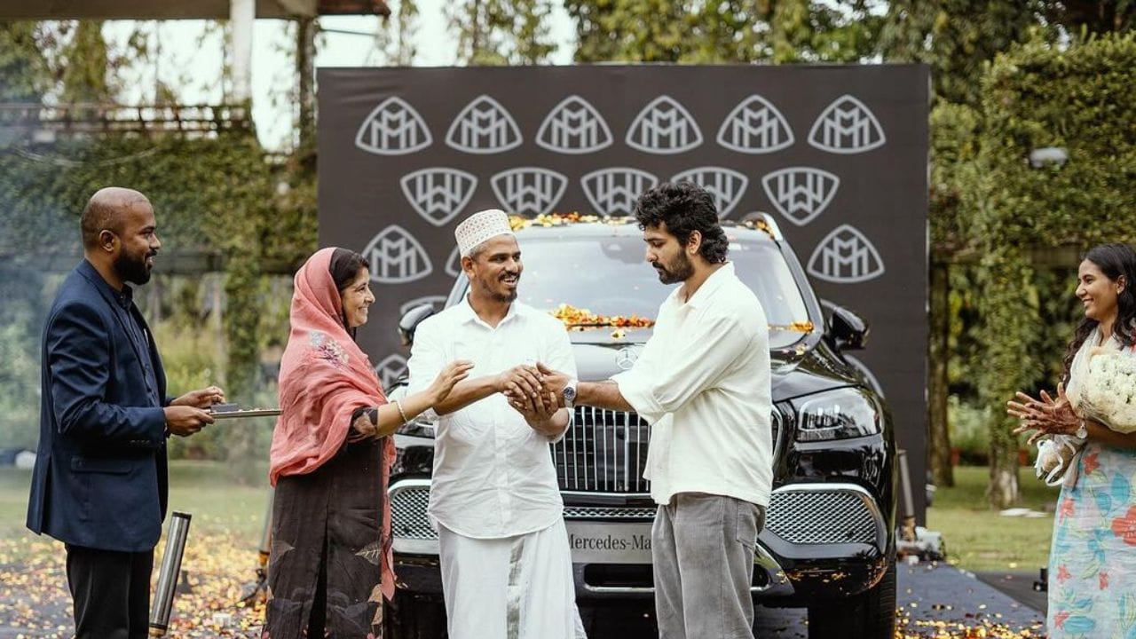 3 കോടിയോളം രൂപയാണ് വാഹനത്തിന് കേരളത്തിൽ ഓണ്‍ റോഡ് വിലയായി വരുന്നത്. കേരളത്തിലെ ടാക്സടക്കം 3 കോടിയും കവിയും വില
