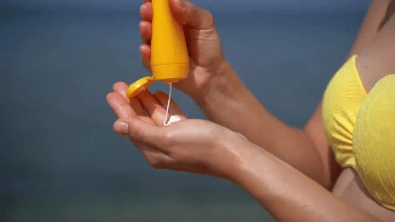 നോര്മല് സ്കിന്: നോര്മല് സ്കിന് ഉള്ളവര്ക്ക് യുവിഎ, യുവിബി എന്നിവയുള്ള ഏത് സണ്സ്ക്രീന് ഉപയോഗിക്കാം. നല്ല സ്കിന് ആണെങ്കില് എസ്പിഎഫ് ഉയര്ന്നിരിക്കുന്ന ലോഷനുകള് ഉപയോഗിക്കാം.