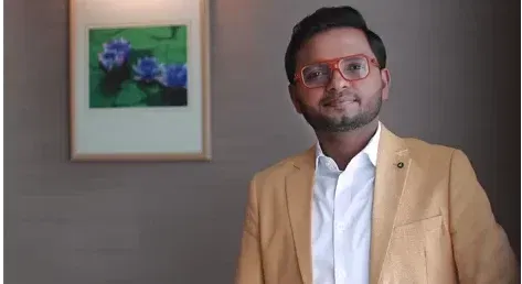 സ്‌കൂൾ വിദ്യാഭ്യാസം ആലപ്പുഴയിൽ നേടിയ അദ്ദേഹം 2004-2007ൽ കേരള സർവകലാശാലയിൽ ബിഎസ്‌സി മാത്തമാറ്റിക്‌സിൽ ബിരുദം നേടി. പിന്നീട് ബാംഗ്ലൂരിൽ ആചാര്യ ഇൻസ്റ്റിറ്റ്യൂട്ട് ഓഫ് മാനേജ്‌മെൻ്റിൽ സെയിൽസ് ആൻ്റ് മാർക്കറ്റിംഗിൽ എംബിഎ പാസായി.