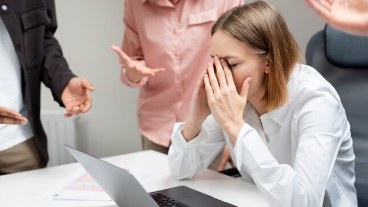 Bank Employee Video: കുടുംബം നോക്കണ്ട, പണി മുഖ്യം; ബാങ്ക് ജീവനക്കാർക്ക് പച്ചത്തെറി, കയ്യിൽ വെക്കാൻ സോഷ്യൽ മീഡിയ