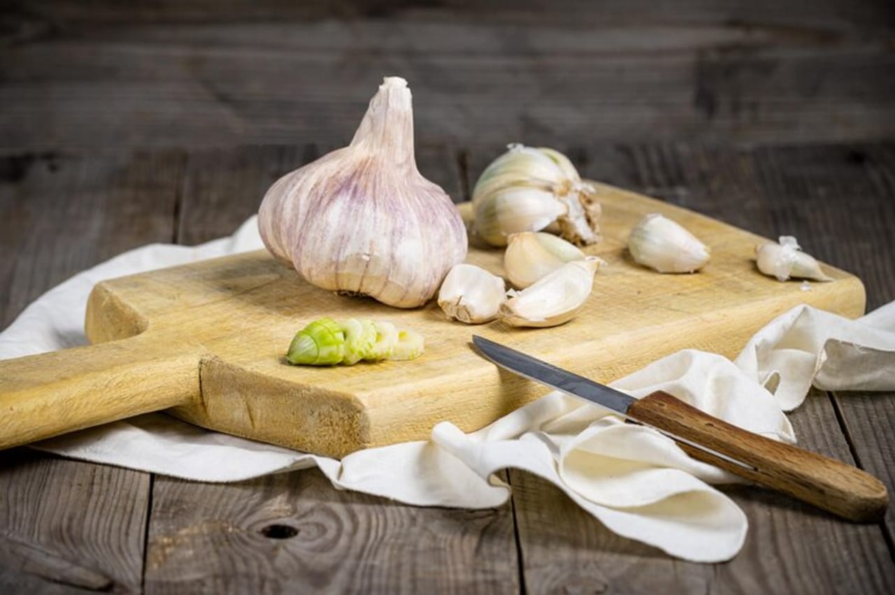 പാചകത്തിന് ശേഷവും പലപ്പോഴും നമ്മുടെ വിരലിൽ ഒരു അരോചകമായ വെളുത്തുള്ളി മണം അവശേഷിക്കാറുണ്ട്. അത് ദിവസം മുഴുവൻ നീണ്ടുനിൽക്കുകയും ചെയ്യും. ഇത് എങ്ങനെ നീക്കം ചെയ്യാമെന്ന് നമുക്ക് നോക്കാം.
