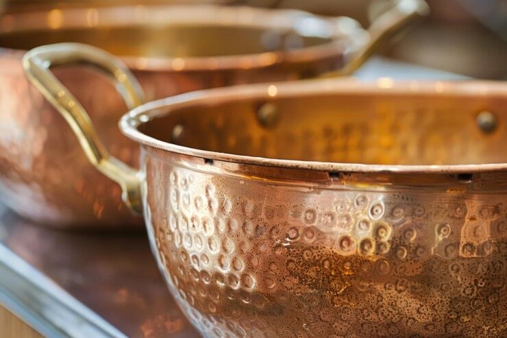 ശരീരഭാരം കുറയ്ക്കുന്നു: വേഗത്തിൽ ശരീരഭാരം കുറയ്ക്കാൻ, ചെമ്പ് പാത്രത്തിൽ സൂക്ഷിച്ചിരിക്കുന്ന വെള്ളം പതിവായി കുടിക്കുന്നത് സഹായിക്കുന്നു.