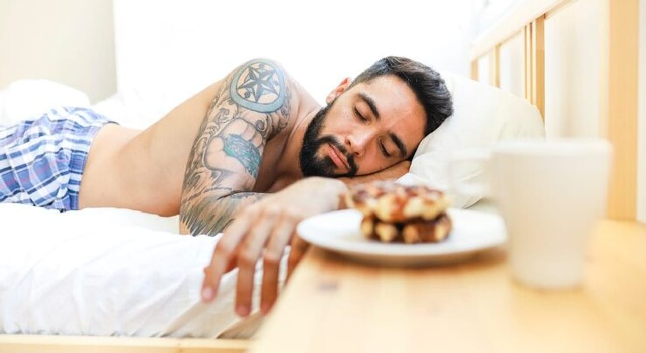 വിശേഷ ദിവസങ്ങളായിക്കോട്ടെ സാധാരണ ദിവസമായിക്കോട്ടെ വയറു നിറച്ച് ഭക്ഷണം കഴിച്ചാൽ പലർക്കും പെട്ടെന്ന് ഉറക്കം വരാറുണ്ട്. ഈ അവസ്ഥയെ ഫുഡ് കോമ എന്നാണ് വിളിക്കുന്നത്. ഈ ഉറക്കം എങ്ങനെ അല്ലെങ്കിൽ എന്തുകൊണ്ട് വരുന്നു എന്ന് നോക്കാം.