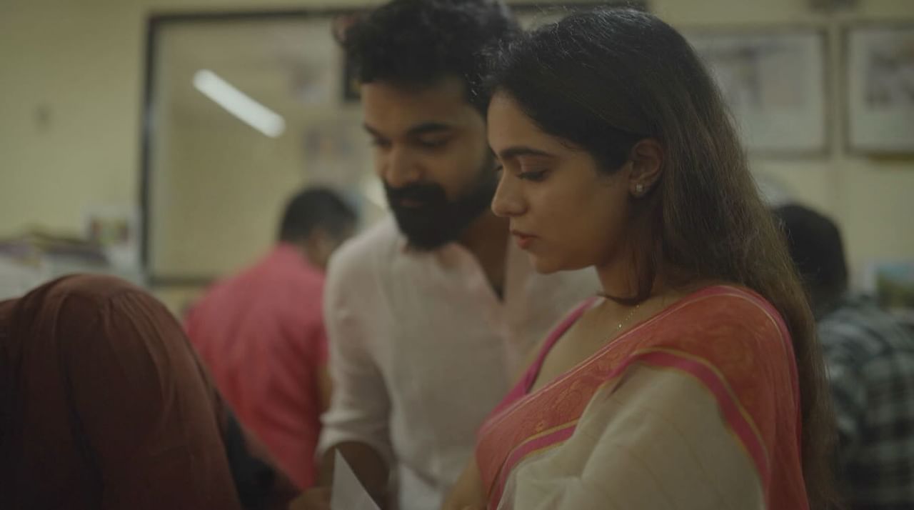 മാർട്ടിൻ പ്രാക്കാട്ടിൻ്റെ സഹസംവിധായകനായിരുന്ന ഹക്കിം രക്ഷാധികാരി ബൈജു, പ്രണയവിലാസം എന്നീ സിനിമകളിലും ശ്രദ്ധേയമായ വേഷം കൈകാര്യം ചെയ്തിരുന്നു