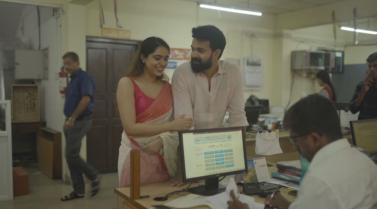 ദുൽഖർ സൽമാൻ ചിത്രം വിക്രമാദിത്യനിലൂടെയാണ് സനയുടെ സിനിമ അരങ്ങേറ്റം